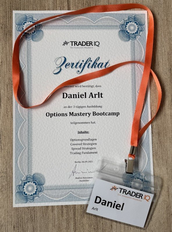 Teilnahmezertifikat Trader IQ Options Mastery Bootcamp Berlin mit Namensschild